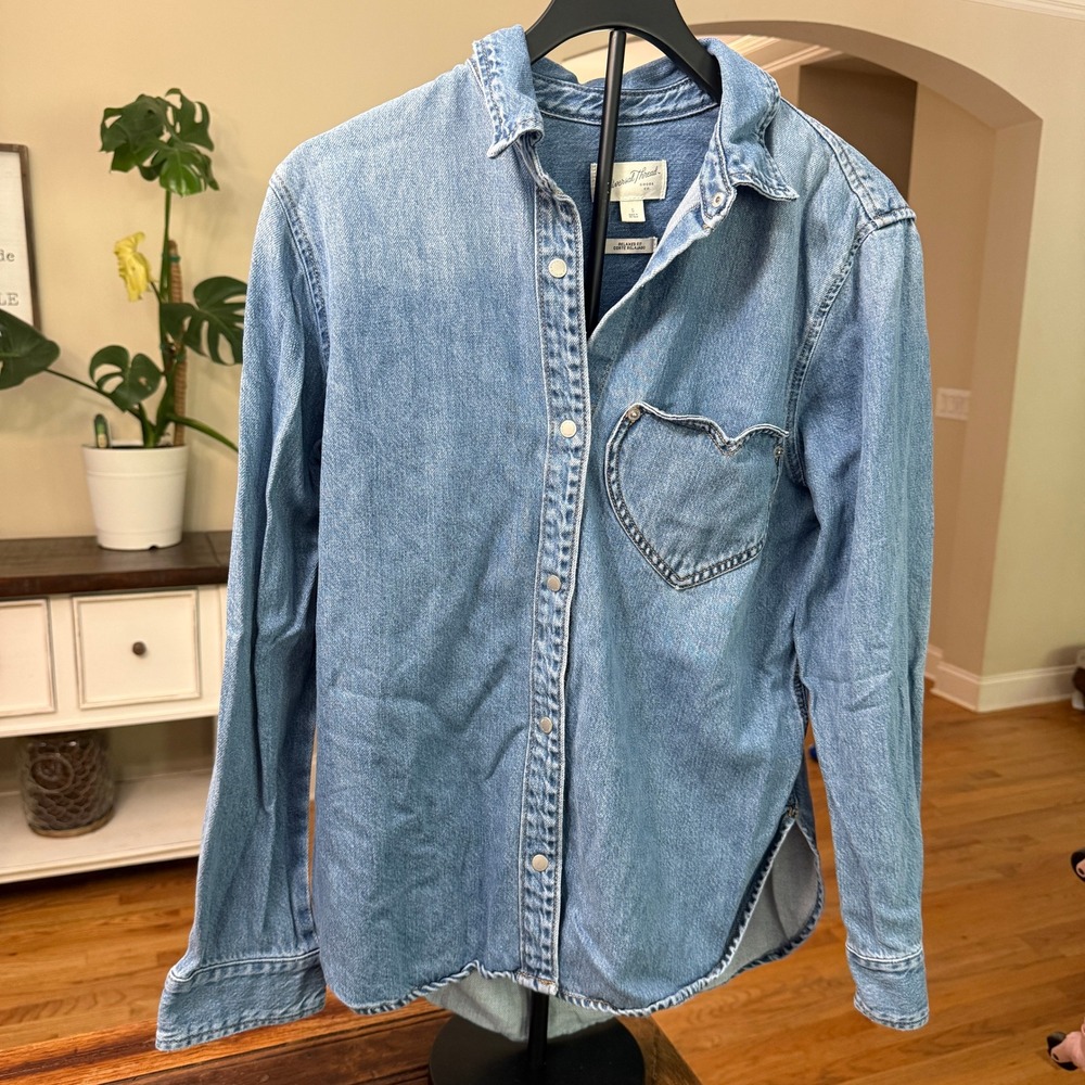 Universal Thread Heart Pocket Denim Shirt Light Wash Relaxed Fit Small RN17730